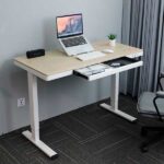 ESCRITORIO INTELIGENTE DE ALTURA AJUSTABLE, CUBIERTA TIPO MADERA